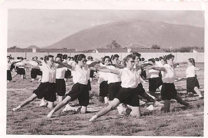 Το απαραίτητο αξεσουάρ για τα κορίτσια στις πάλαι ποτέ γυμναστικές επιδείξεις ήταν οι φουφούλες Το απαραίτητο αξεσουάρ για τα κορίτσια στις πάλαι ποτέ γυμναστικές επιδείξεις ήταν οι φουφούλες