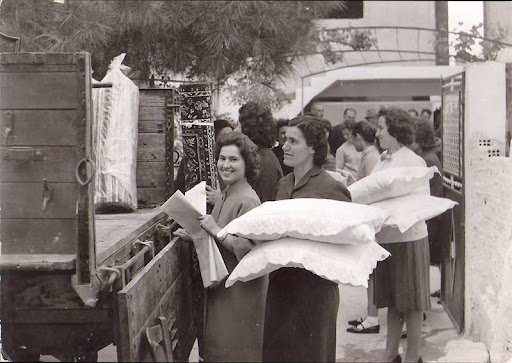 Η προίκα ήταν ένας θεσμός κατά τον οποίο η οικογένεια παραχωρούσε στη νύφη την περιουσία της όταν παντρευόταν.