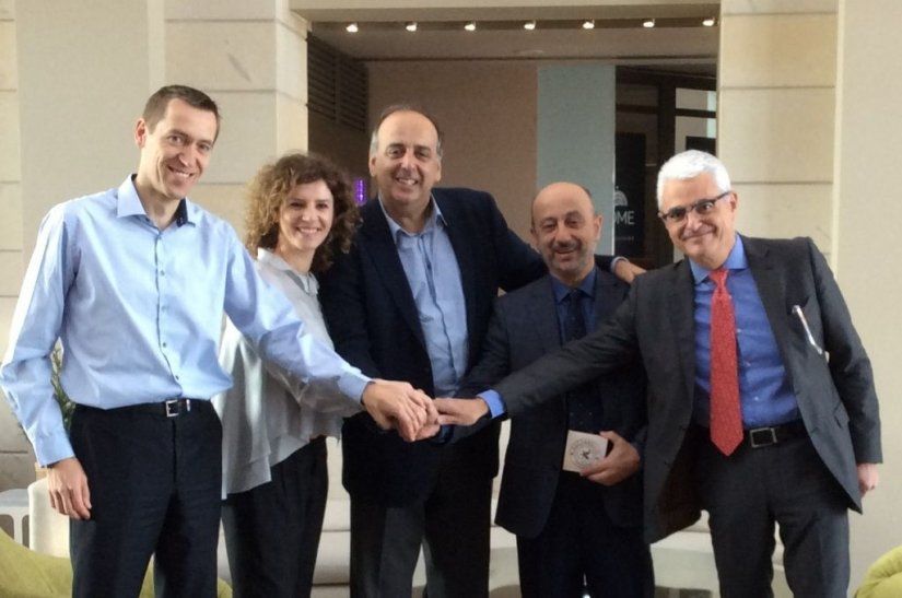 O Γιάννης Δεμιρτζόγλου, διευθυντής του Ζωγραφείου Λυκείου-Γυμνασίου Κωνσταντινούπολης, με τους Martin Hargas, γεν. διευθυντή οικονομικών υπηρεσιών, Μάρκο Φραγκουλόπουλο, αναπλ. γεν. διευθυντή πωλήσεων & marketing, Γιάννη Ρούντο, διευθυντή και Χρύσα Ελευθε O Γιάννης Δεμιρτζόγλου, διευθυντής του Ζωγραφείου Λυκείου-Γυμνασίου Κωνσταντινούπολης, με τους Martin Hargas, γεν. διευθυντή οικονομικών υπηρεσιών, Μάρκο Φραγκουλόπουλο, αναπλ. γεν. διευθυντή πωλήσεων & marketing, Γιάννη Ρούντο, διευθυντή και Χρύσα Ελευθε