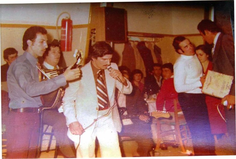 Στο στιγμιότυπο ο Μιχάλης Ιτάλικος με το μπουζούκι του, ο συγχωρεμένος Γιάννης Ζερβούδης στο τραγούδι και άκρη δεξιά ο επίσης συγχωρεμένος Παναγιώτης Στρουμπής.