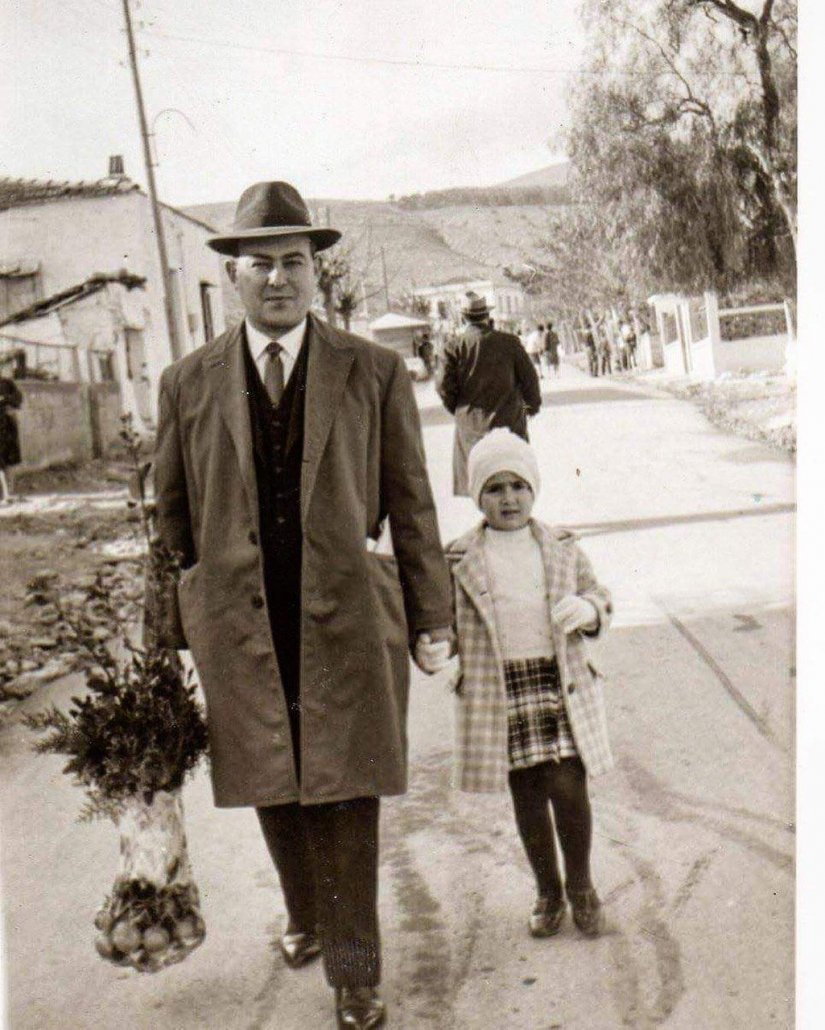 ΣΣτη φωτό ο αγαπημένος κύριος Πάνος με τη μικρή Σοφία…