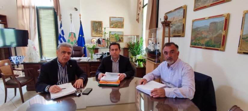 Συνάντηση Μηταράκη, Κάρμαντζη, Ζωάνου με θέμα το έργο αναβάθμισης του Τελωνείου Λιμένα Χίου Συνάντηση Μηταράκη, Κάρμαντζη, Ζωάνου με θέμα το έργο αναβάθμισης του Τελωνείου Λιμένα Χίου