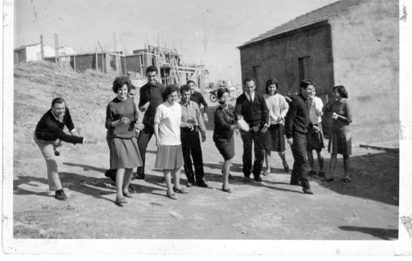 Ένα τσούρμο Θυμιανούσοι Καθαρή Δευτέρα του 1966 παίζουν στην Αγία Ερμιόνη. Από αριστερά Γιάννης Βοριάς, Ανθίππη Σταφυλέρα, Λεωνίδας Σταφυλέρας, τα αδέλφια Καρανικόλα (Μαίρη και ;) παίζοντας λέκο. Ένα τσούρμο Θυμιανούσοι Καθαρή Δευτέρα του 1966 παίζουν στην Αγία Ερμιόνη. Από αριστερά Γιάννης Βοριάς, Ανθίππη Σταφυλέρα, Λεωνίδας Σταφυλέρας, τα αδέλφια Καρανικόλα (Μαίρη και ;) παίζοντας λέκο.