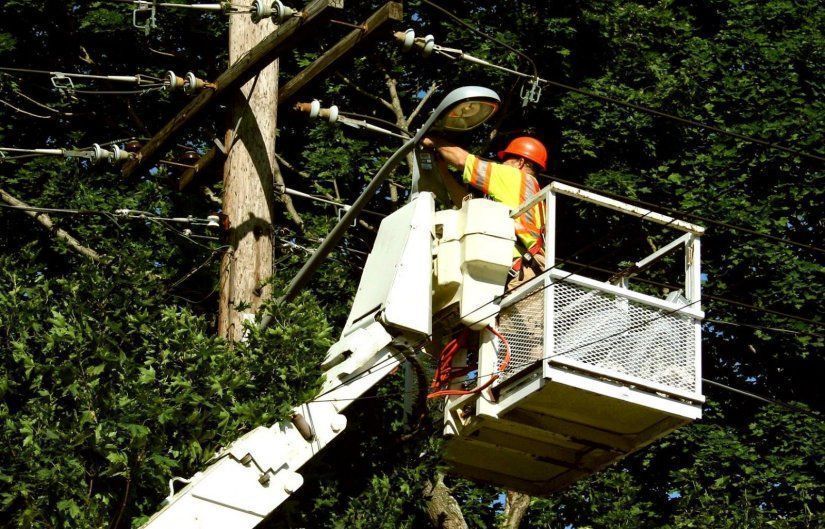 Ξηλώνουν λάμπες, που φωτίζουν ιδιωτικούς χώρους