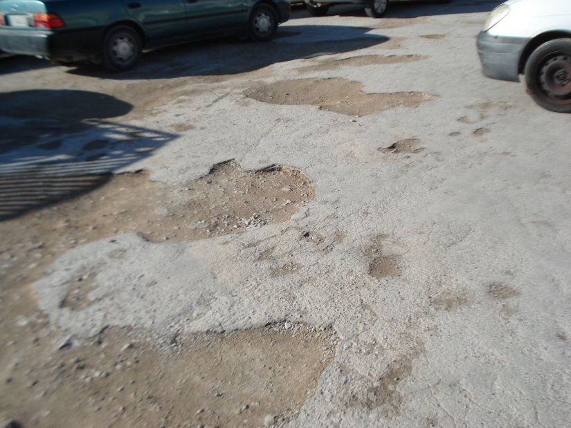 Το πάρκινγκ του Νοσοκομείου eίναι γεμάτο με μεγάλες λακκούβες, λάκκους και μπρούλους.