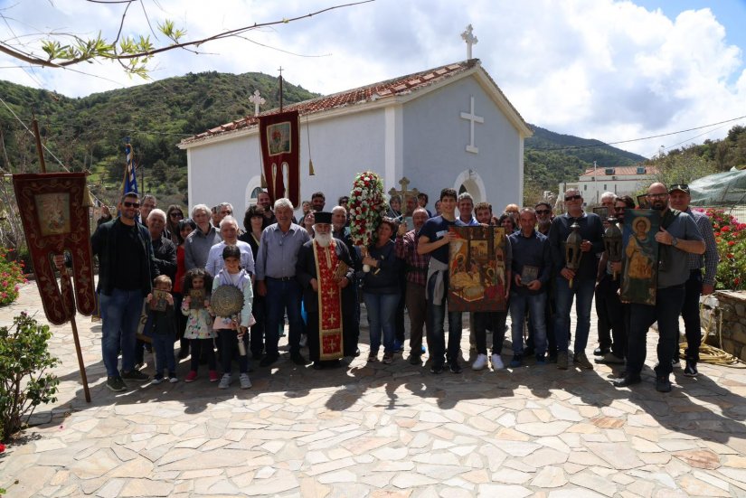 Έξω από το εκκλησάκι των Αγίων Αναργύρων, στα Αγιάσματα, πριν πάρουν το δρόμο της επιστροφής για τα Λεπτόποδα