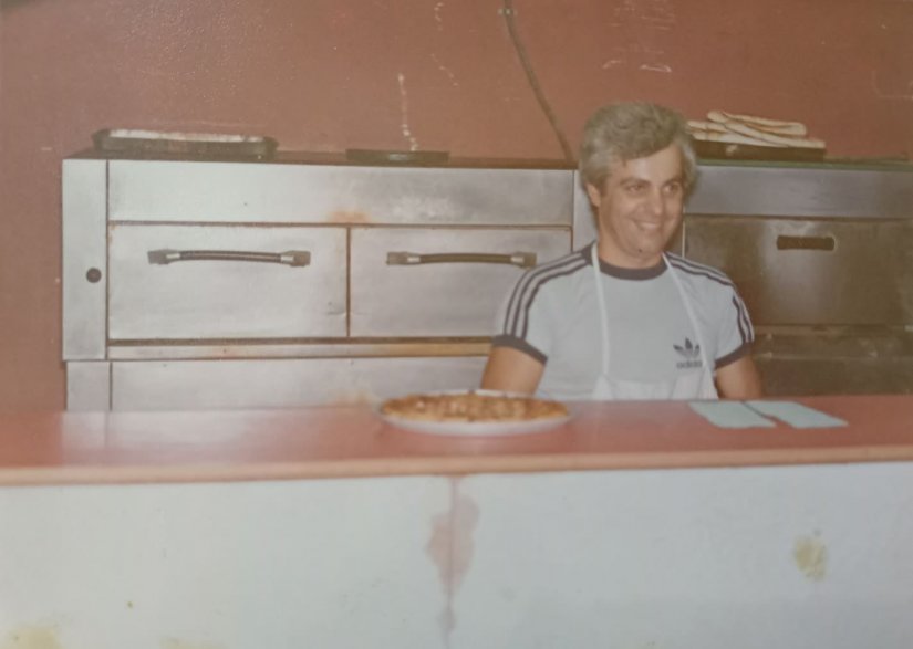 Ο αείμνηστος, πλέον, Γιώργος Λύκος, στην πιτσαρία του