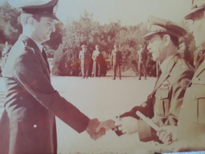 Ο Κώστας Μαρδάς, στη Σχολή Εφέδρων Αξιωματικών Πεζικού στο Ηράκλειο το 1979 Ο Κώστας Μαρδάς, στη Σχολή Εφέδρων Αξιωματικών Πεζικού στο Ηράκλειο το 1979