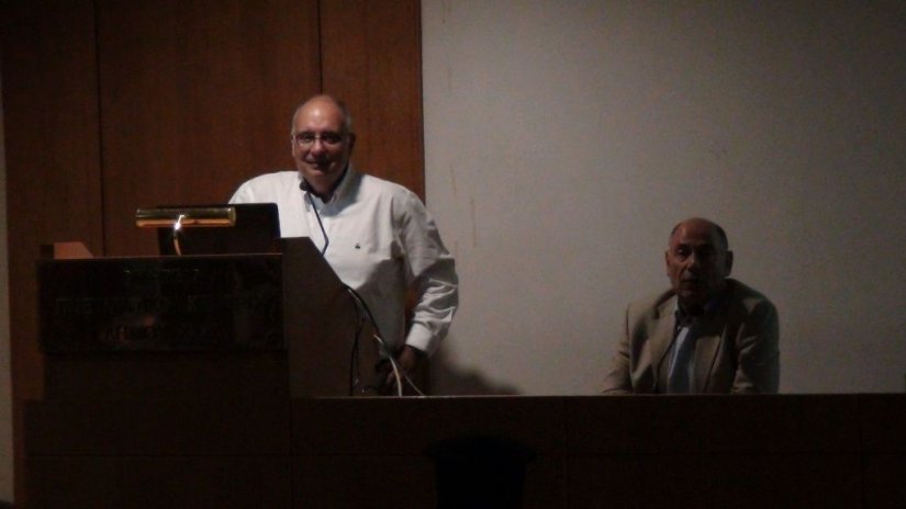 Ο ομιλητής με τον Γ. Μαρή
