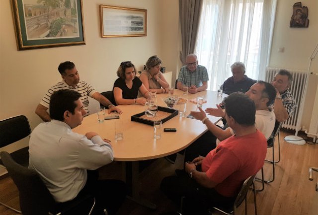 Ο Βουλευτής με την επιτροπή