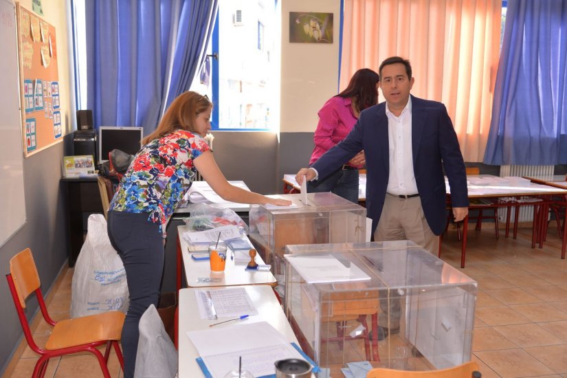 Στο 7ο Δημοτικό Σχολείο Χίου ο Βουλευτής Χίου ΝΔ, Νότης Μηταράκης, άσκησε το εκλογικό του δικαίωμα. Στο 7ο Δημοτικό Σχολείο Χίου ο Βουλευτής Χίου ΝΔ, Νότης Μηταράκης, άσκησε το εκλογικό του δικαίωμα.