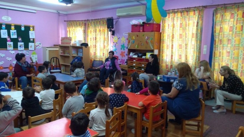 Η Πρόεδρος Σ. Μιχάλα κοντά στα παιδιά