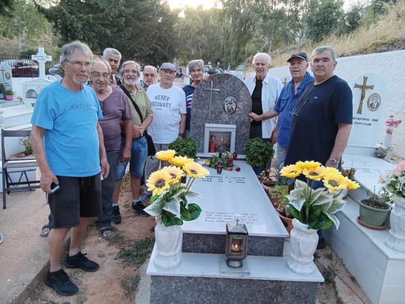 Η παρέα της Πέμπτης οργανώσαμε ένα ούζο, στο κοιμητήριο του Αγίου Ματθαίου Κοφινά, μπροστά στο μνήμα του αξέχαστου Μάνου Γούτη κατ' επιθυμία του
