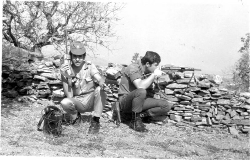 Στο στιγμιότυπο ο Γιώργος Νύκτας επιστρατευμένος τον Ιούλιο του '74 στην περιοχή των Αγ. Αναργύρων Θυμιανών.