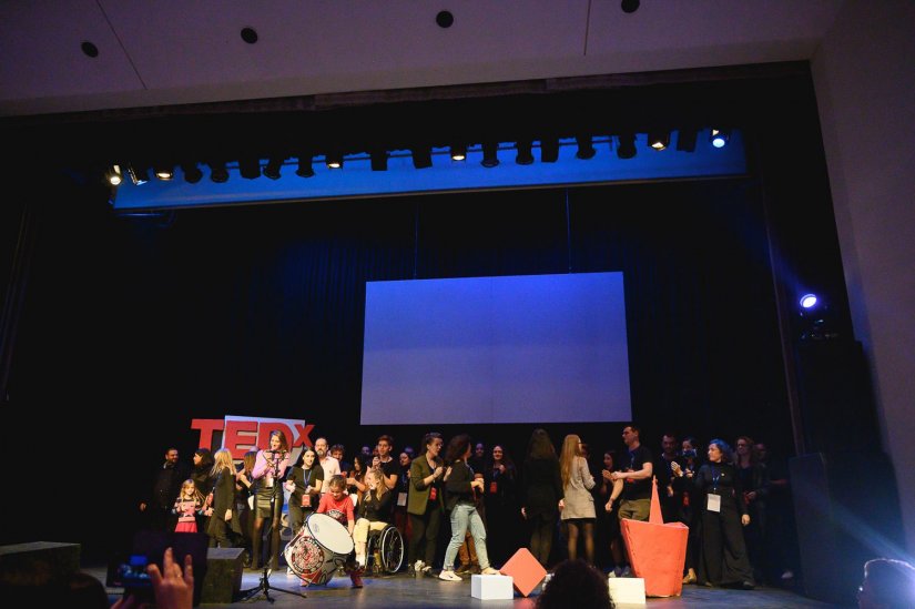 Η εθελοντική ομάδα του 1ου TEDx Chios στη σκηνή του Ομηρείου