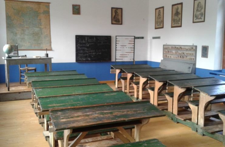 Παλιά κάθε χωριό, ακόμα και το πιο απομακρυσμένο, είχε Δημοτικό Σχολείο Παλιά κάθε χωριό, ακόμα και το πιο απομακρυσμένο, είχε Δημοτικό Σχολείο