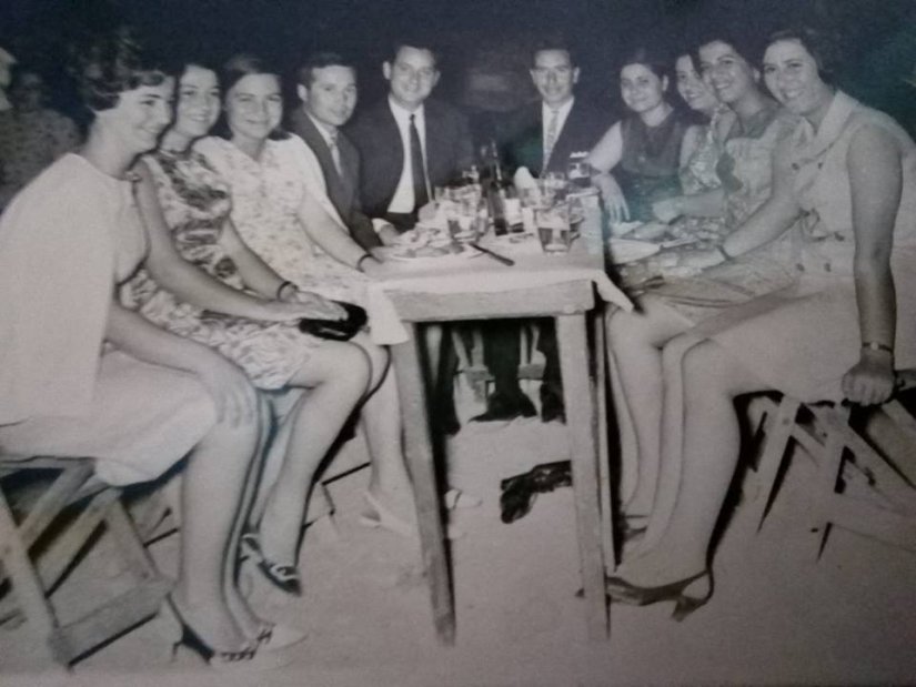 1967: Στο στιγμιότυπο παλιό πανηγύρι στην Αγία Ερμιόνη. Από αριστερά Μαρία Στρουμπή (μετέπειτα Χαρίτου), άγνωστη, Ευανθία Αφεντή (Παντελάρα), Μίμης Σπύρος, Γιώργης Χαρίτος, Σταμάτης Κλήμης, Δέσποινα Τουμάζου-Κλήμη, άγνωστη, Φωτώ Φιλιππίδη, Πόπη Χαρίτου (Β 1967: Στο στιγμιότυπο παλιό πανηγύρι στην Αγία Ερμιόνη. Από αριστερά Μαρία Στρουμπή (μετέπειτα Χαρίτου), άγνωστη, Ευανθία Αφεντή (Παντελάρα), Μίμης Σπύρος, Γιώργης Χαρίτος, Σταμάτης Κλήμης, Δέσποινα Τουμάζου-Κλήμη, άγνωστη, Φωτώ Φιλιππίδη, Πόπη Χαρίτου (Β