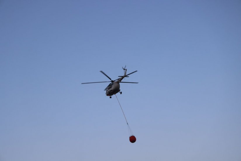 Ξεκίνησε ρίψεις σε Κατάβαση-Διευχά το πυροσβεστικό ελικόπτερο