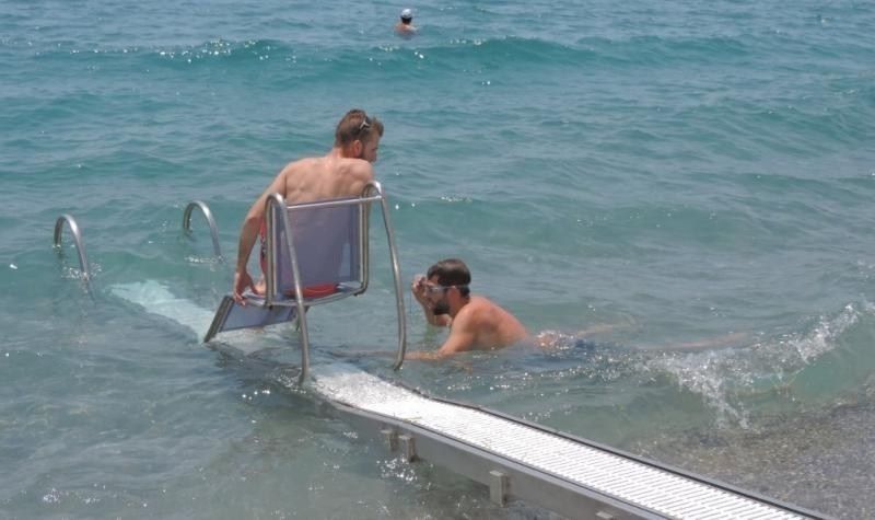 4 μηχανικές ράμπες για ΑμΕΑ σε παραλίες