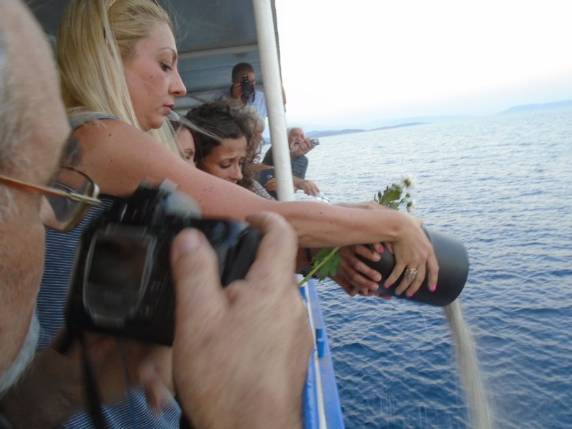 Το στιγμιότυπο από την τελετή κατά την οποία σκορπίσαμε τη στάχτη του συγγραφέα Φάνη Φαντέμη στη θάλασσα των Οινουσσών που ήταν και η τελευταία επιθυμία του. Το στιγμιότυπο από την τελετή κατά την οποία σκορπίσαμε τη στάχτη του συγγραφέα Φάνη Φαντέμη στη θάλασσα των Οινουσσών που ήταν και η τελευταία επιθυμία του.