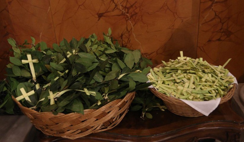 Βαγιανή Κυριακή με τα φύλλα των φοινικιών να μετατρέπονται σε όμορφους σταυρούς περίτεχνα δεμένους Βαγιανή Κυριακή με τα φύλλα των φοινικιών να μετατρέπονται σε όμορφους σταυρούς περίτεχνα δεμένους