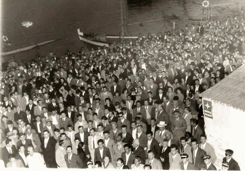 Το στιγμιότυπο από προεκλογική συγκέντρωση της ΕΔΑ στη Χίο, το 1958 (αξιωματική αντιπολίτευση) με ομιλητή τον Ηλία Ηλιού, στην προκυμαία, μπροστά στο ξενοδοχείο Πελιναίο. Αρχείο Νίκου Ζαχαριάδη.