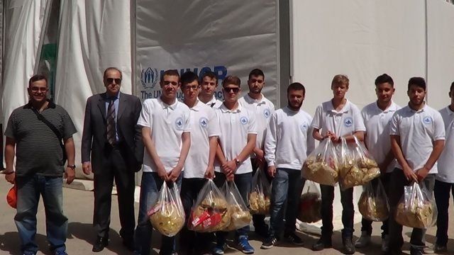 Οι μαθητές του σπιτιού, προσφέροντας βοήθεια στους πρόσφυγες