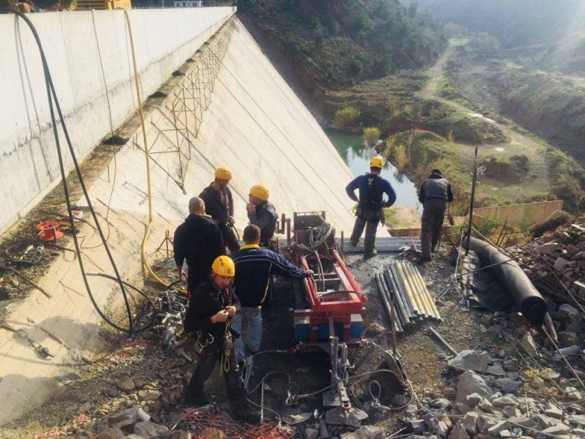 Τσιμεντενέσεις στο φράγμα Κόρης γεφύρι