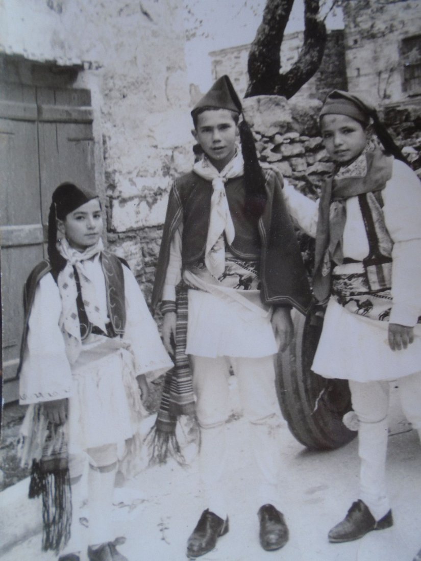 Στο στιγμιότυπο ο Δημήτρης Φρεζούλης στο κέντρο, ανάμεσα στους συγχωρεμένους καλούς φίλους και γείτονες Αποστόλη Κόκκα και Γιάννη Ζευγιό.