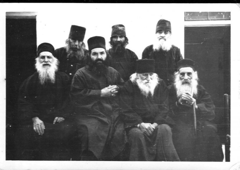 Αδελφότητα της Σκήτης των Αγίων Πατέρων Προβατείου όρους Χίου. Πρώτος αριστερά ο μοναχός Συμεών, συγγραφέας του Ημερολογίου Αδελφότητα της Σκήτης των Αγίων Πατέρων Προβατείου όρους Χίου. Πρώτος αριστερά ο μοναχός Συμεών, συγγραφέας του Ημερολογίου