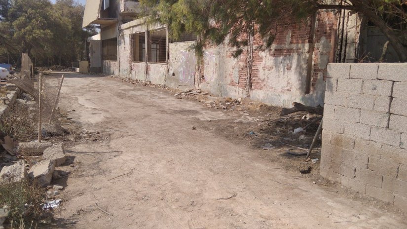 Η μεριά του πολυβολείου είναι ανοικτή