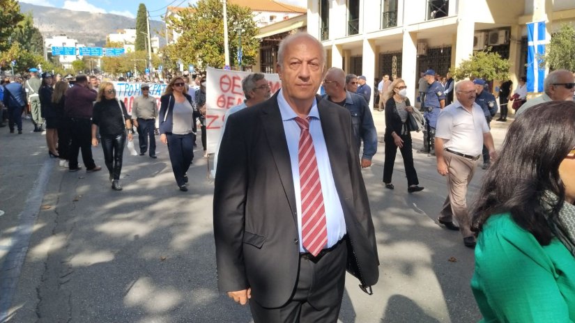 Ο νέος Δήμαρχος Χίου αντί της εξέδρας προτίμησε αυτή των... διαδηλωτών Ο νέος Δήμαρχος Χίου αντί της εξέδρας προτίμησε αυτή των... διαδηλωτών