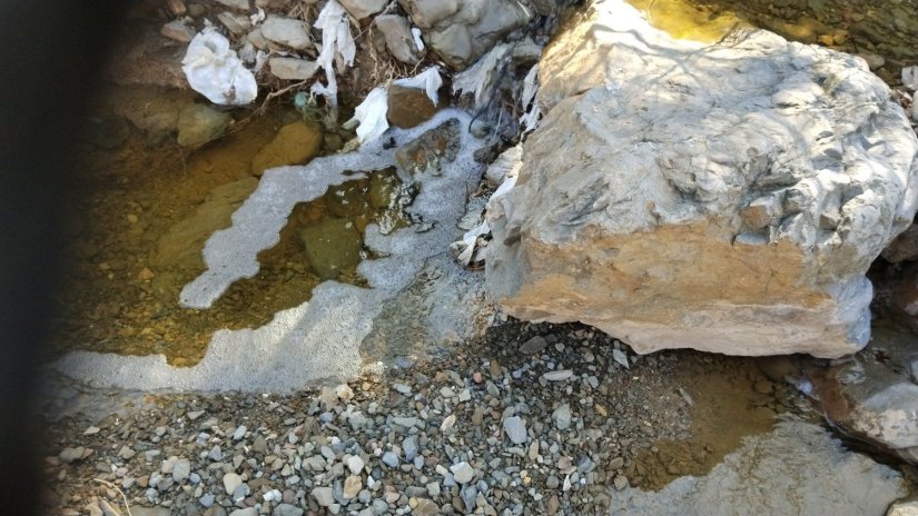 Συνεχής ροή σκουπιδόνερων στο Φράγμα χωρίς να βρέχει