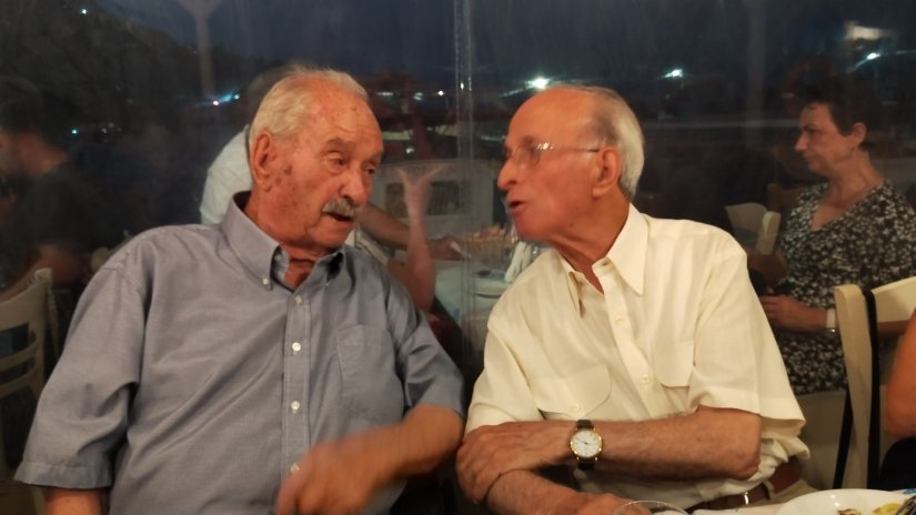 Ο παππούς Κυριάκος με τον φίλο και πρώτο ξάδερφο του Κώστα Φραγκομίχαλο Ο παππούς Κυριάκος με τον φίλο και πρώτο ξάδερφο του Κώστα Φραγκομίχαλο