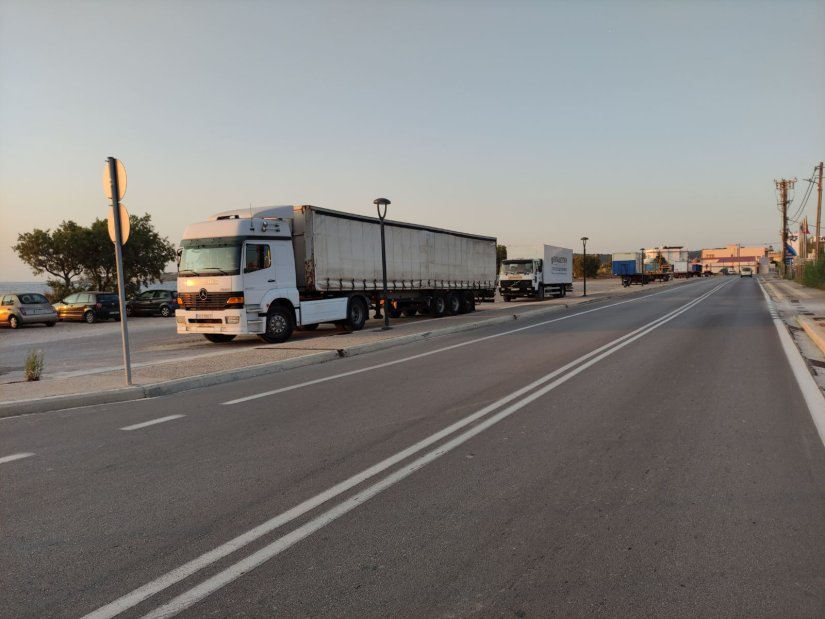 Προς το παρόν αντί για χώροι στάθμευσης, ψάξιμο ανάμεσα σε νταλίκες