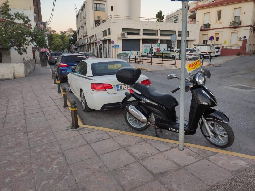 Η....μάντρα στην οδό Οινοπίωνος