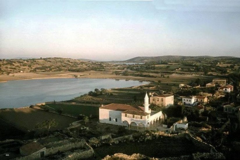 Φωτογραφία της δεκαετίας του 1960, όπου φαίνεται ολόκληρος ο ναός, που ήδη έχει μετατραπεί σε τζαμί. Το καμπαναριό, τα σχολεία και τα περισσότερα σπίτια και μαγαζιά της πιο πυκνοκατοικημένης γειτονιάς του Κιόστε, έχουν κατεδαφιστεί. Φωτογραφία της δεκαετίας του 1960, όπου φαίνεται ολόκληρος ο ναός, που ήδη έχει μετατραπεί σε τζαμί. Το καμπαναριό, τα σχολεία και τα περισσότερα σπίτια και μαγαζιά της πιο πυκνοκατοικημένης γειτονιάς του Κιόστε, έχουν κατεδαφιστεί.