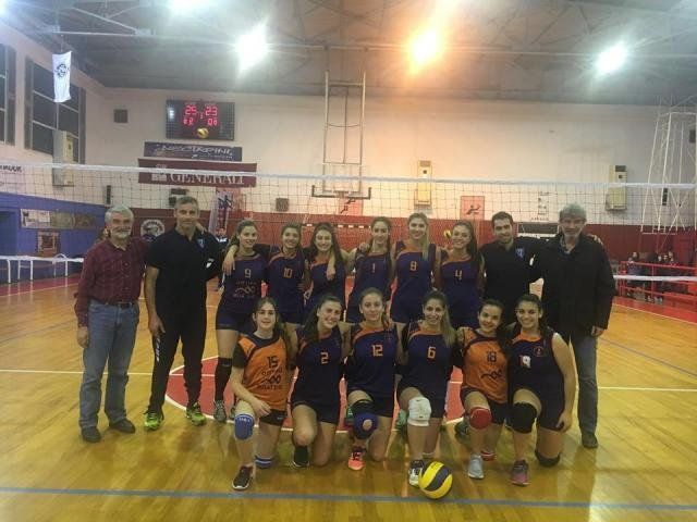 Η ομάδα Κορασίδων του Νηρέα Καρδαμύλων, όπως παρατάχθηκε στον χθεσινό τελευταίο αγώνα για το τοπικό πρωτάθλημα, όπου επικράτησε με 3-0 σετ του ΦΟΚ και πήρε τον 13ο τίτλο στην ιστορία της.