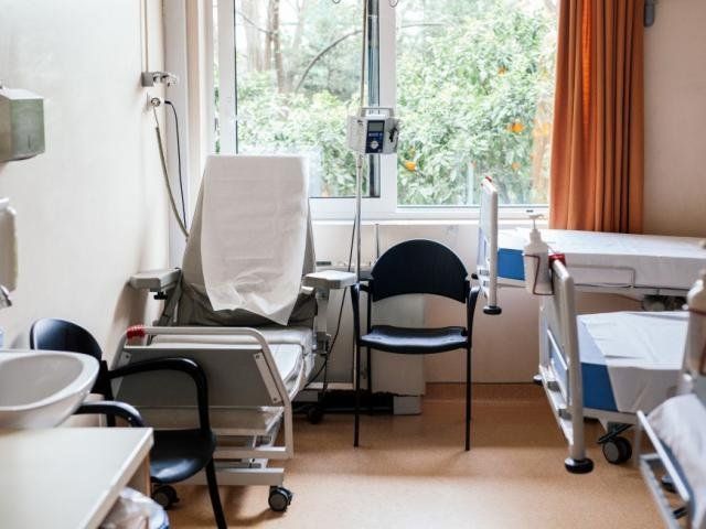 Χωρίς φάρμακα, με αναβολές, καθυστερήσεις και δανεικά λεφτά, οι Έλληνες καρκινοπαθείς προσπαθούν να επιζήσουν σε ένα σύστημα υγείας απάνθρωπο και διαλυμένο. 