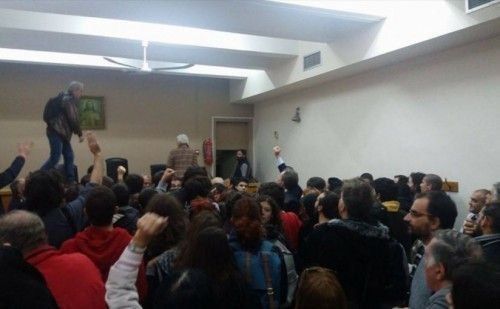 Οργισμένοι διαδηλωτές διέκοψαν και πάλι πλειστηριασμό ακινήτου στα δικαστήρια Θεσσαλονίκης Οι διαδηλωτές έσπασαν τον κλοιό των αστυνομικών