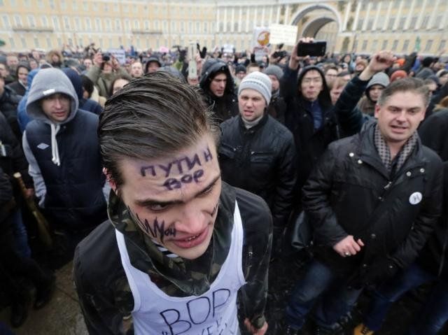 Σε μία από τις μεγαλύτερες διαδηλώσεις που έχουν πραγματοποιηθεί τα τελευταία χρόνια στη Ρωσία 