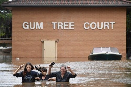 Αυστραλία: Πόλεις βυθισμένες στις λάσπες, χιλιάδες εκτοπισμένοι και δύο νεκροί από τον τυφώνα Ντέμπι Το κόστος των ζημιών ανέρχεται σε 770 εκατομμύρια δολάρια