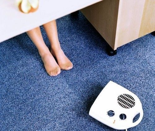 Γιατί οι γυναίκες νιώθουν συνεχώς ότι κρυώνουν; Οι διαφορές στη φυσιολογία του ανδρικού με το γυναικείο σώμα, αλλά και η ηλικία οφείλονται γι' αυτήν την ενοχλητική αίσθηση