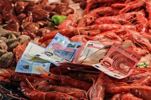 To πρόβλημα μ' αυτούς που δεν κόβουν αποδείξεις Με αφορμή το λουκέτο στα μαγαζιά του Φώτη Σεργουλόπουλου