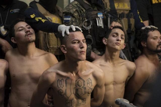 MS-13: H ιστορία της άγριας συμμορίας που τρομοκρατεί τις ΗΠΑ Μία νέα σειρά βίαιων δολοφονιών στις ΗΠΑ έχει ρίξει τους προβολείς πάνω στη συμμορία «MS-13» - Ποια είναι η οργάνωση που έχει ως μότο τη φράση «Σκοτώστε, βιάστε, ελέγξτε»