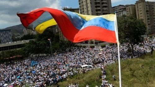 Bενεζουέλα: Σιωπηλές διαδηλώσεις ντυμένες στα λευκά στη μνήμη των 20 θυμάτων Για πρώτη φορά οι διαδηλωτές πέρασαν μέσα από φιλοκυβερνητικές περιοχές χωρίς να τους εμποδίσουν οι δυνάμεις ασφαλείας