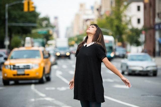 Η Μoon Ribas είναι χορεύτρια και cyborg από την Ισπανία που επέλεξε να δονείται κάθε φορά που γίνεται σεισμός 