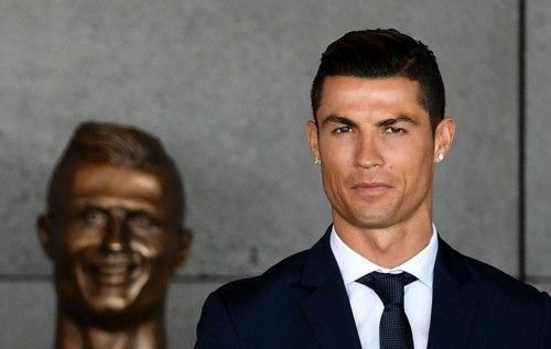 Η αποτυχημένη προτομή του Ρονάλντο αποκαλύφθηκε στο αεροδρόμιο που πήρε το όνομά του Ο διάσημος ποδοσφαιριστής φωτογραφήθηκε περιχαρής μπροστά από την μπρούτζινη προτομή που κοσμεί πλέον το «Aeroporto Cristiano Ronaldo» της Πορτογαλίας