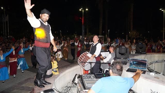 Ο Σύλλογος Ποντίων γέμισε την πλατεία χορευτές και κόσμο