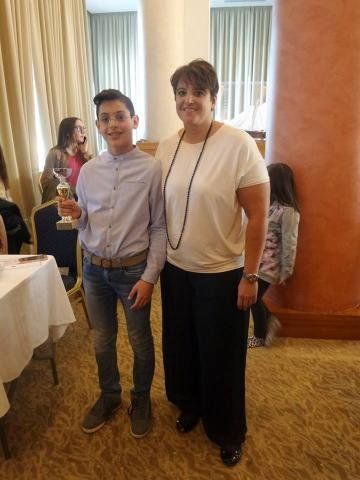 Υψηλές επιδόσεις στην Ημερίδα Ορίων στο Ιωνικό Τον δεύτερο καλύτερο χρόνο στην Ελλάδα στην κατηγορία αγοριών 12 ετών στα 50 μ. πρόσθιο και στα 100 μ. πρόσθιο σημείωσε ο Σταμάτης Λαγκώνας, στην ημερίδα ορίων που έγινε στο Ιωνικό Κολυμβητήριο. Στο φωτογραφικό στιγμιότυπο ο χιώτης κολυμβητής διακρίνεται με την προπονήτριά του, Πόπη Βολίκα, από τη βράβευση του για τις περσινές διακρίσεις, στην πίτα του ΝΟΧ, στο ξενοδοχείο «Χανδρής». Φωτό: Κώστας Μιλτ. Αναγνώστου